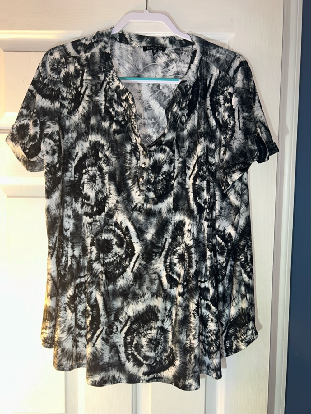Sami & Jo Black and White Tie-Dye V-Neck Short Sleeve Top. Plus size 2x